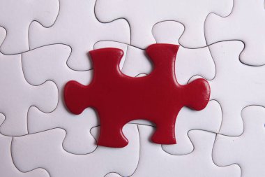 Beyaz zemin üzerine kırmızı bulmaca. Kopya alanı