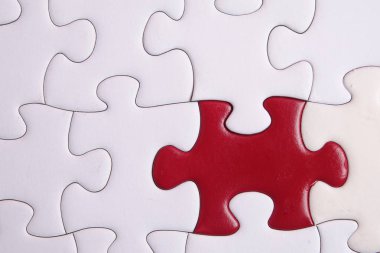 Beyaz zemin üzerine kırmızı bulmaca. Kopya alanı