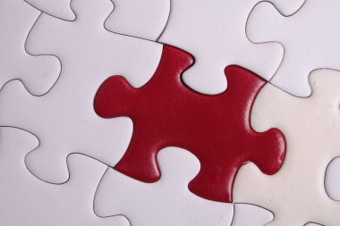 Beyaz zemin üzerine kırmızı bulmaca. Kopya alanı