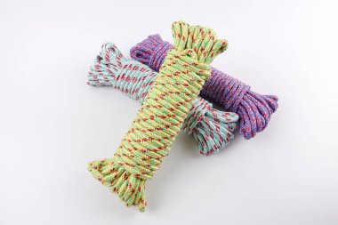 Çeşitli renk beyaz arka plan üzerinde izole halatlar.