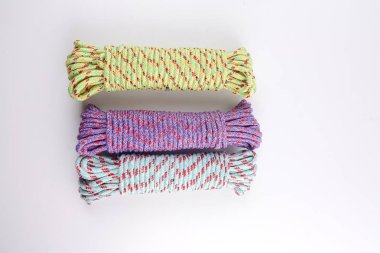 Çeşitli renk beyaz arka plan üzerinde izole halatlar.