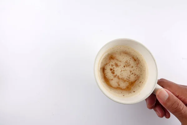 卡布奇诺或拿铁咖啡在杯子与冒起泡沫牛奶隔绝在白色 — 图库照片