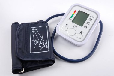 Beyaz izole bir dijital tansiyon ekipman.