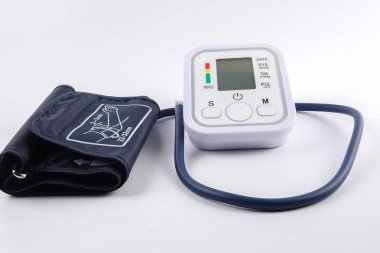 Beyaz izole bir dijital tansiyon ekipman.