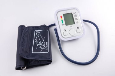 Beyaz izole bir dijital tansiyon ekipman.