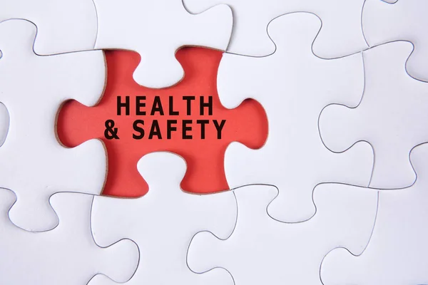 健康と安全の概念 白い背景上でパズルの行方不明の部分 — ストック写真