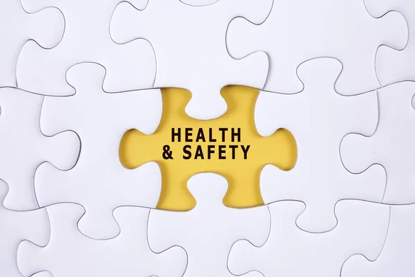 Gezondheid Veiligheid Concept Ontbrekende Stukje Van Puzzel Witte Achtergrond — Stockfoto