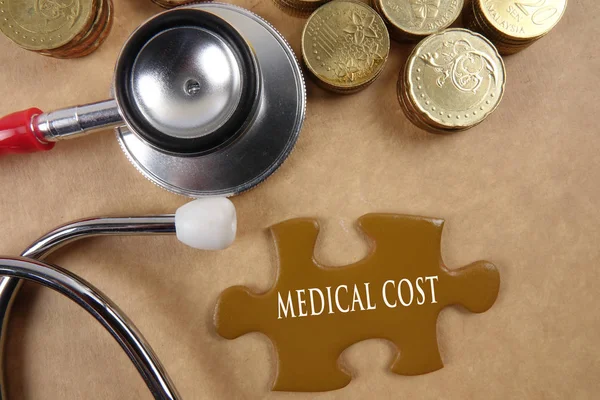 Medical Cost Консепт Медична Концепція Стетоскопом Частиною Головоломки Монетами — стокове фото