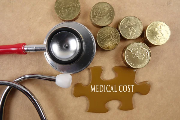 Medical Cost Консепт Медична Концепція Стетоскопом Частиною Головоломки Монетами — стокове фото