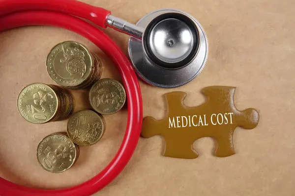 Medical Cost Консепт Медична Концепція Стетоскопом Частиною Головоломки Монетами — стокове фото
