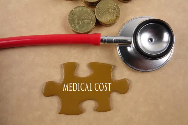 Medical Cost Консепт Медична Концепція Стетоскопом Частиною Головоломки Монетами — стокове фото