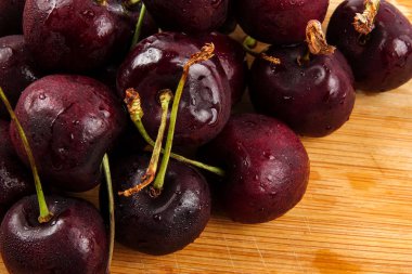 Tatlı Kırmızı Kiraz ahşap arka plan üzerinde.