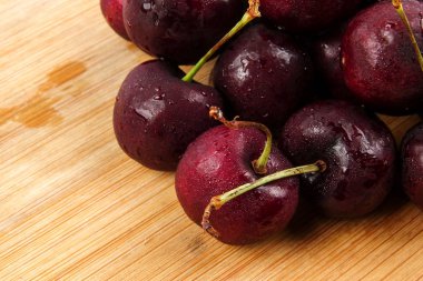 Tatlı Kırmızı Kiraz ahşap arka plan üzerinde.