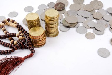 Tespih ve paralar. İslami bankacılık/Finans kavramı.