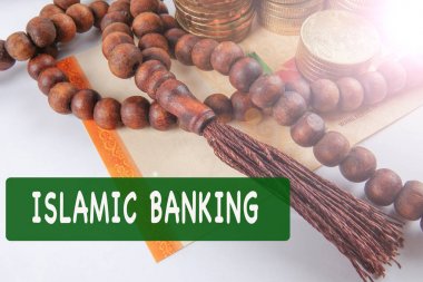 Tespih ve paralar. İslami bankacılık/Finans kavramı.