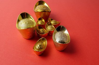 Altın külçe için kırmızı bir arka plan üzerinde Çin yeni yılı Festival önerilerim. Şans, zenginlik ve resimde görüldüğü gibi refah Çince karakter anlamına gelir.