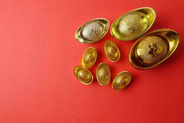 Altın külçe için kırmızı bir arka plan üzerinde Çin yeni yılı Festival önerilerim. Şans, zenginlik ve resimde görüldüğü gibi refah Çince karakter anlamına gelir.