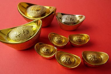 Altın külçe için kırmızı bir arka plan üzerinde Çin yeni yılı Festival önerilerim. Şans, zenginlik ve resimde görüldüğü gibi refah Çince karakter anlamına gelir.