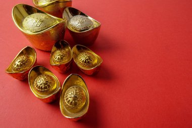 Altın külçe için kırmızı bir arka plan üzerinde Çin yeni yılı Festival önerilerim. Şans, zenginlik ve resimde görüldüğü gibi refah Çince karakter anlamına gelir.