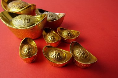 Altın külçe için kırmızı bir arka plan üzerinde Çin yeni yılı Festival önerilerim. Şans, zenginlik ve resimde görüldüğü gibi refah Çince karakter anlamına gelir.