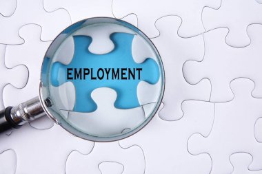 Beyaz arka plan üzerinde bulmaca parça iş arama kavramı eksik.