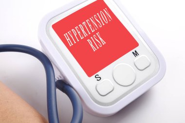 Hipertansiyon riski; Tıbbi kavramı: erkek beyaz arka plan üzerinde kan basıncı kontrol