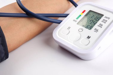 Erkek beyaz arka plan üzerinde kan basıncı kontrol