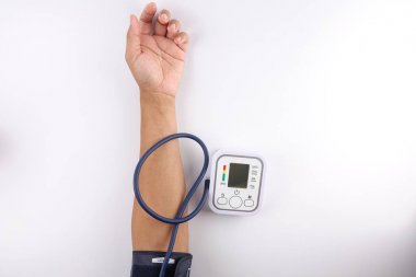 Erkek beyaz arka plan üzerinde kan basıncı kontrol