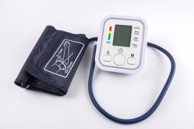 Beyaz izole bir dijital tansiyon ekipman.