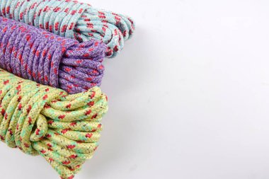 Çeşitli renk beyaz arka plan üzerinde izole halatlar.