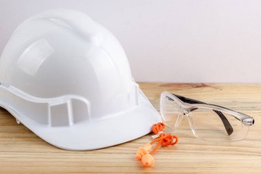 Sağlık ve emniyet konsepti. Ahşap masa beyaz arka plan üzerinde kişisel koruyucu ekipman.