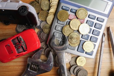 Tamir, bakım ve makinelerin montajı kavramı. Açılan kapılar ve hood ve ahşap yüzey üzerinde anahtarı ile kırmızı Cabriolet modeli