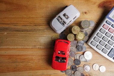 Tamir, bakım ve makinelerin montajı kavramı. Açılan kapılar ve hood ve ahşap yüzey üzerinde anahtarı ile kırmızı Cabriolet modeli