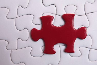 Beyaz zemin üzerine kırmızı bulmaca. Kopya alanı