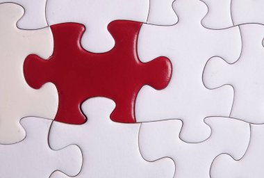 Beyaz zemin üzerine kırmızı bulmaca. Kopya alanı