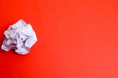 Ahşap masa üzerinde buruşuk kağıt topu