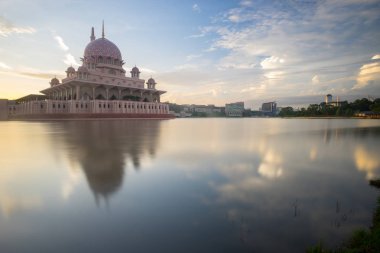 Putra Camii Putrajaya Malezya 'da gün doğumunda