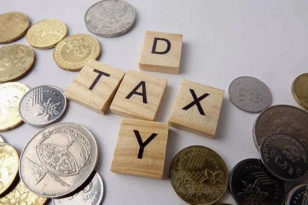 Tax Day Concept Wooden Letter Tax Day Arranged Coins White — Stock Photo, Image