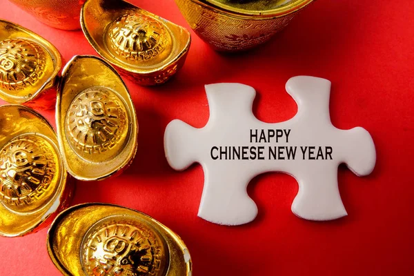金锭和白色拼图为农历新年喜庆装饰品在红色背景 汉字意味着运气 财富和繁荣 如图所示 — 图库照片