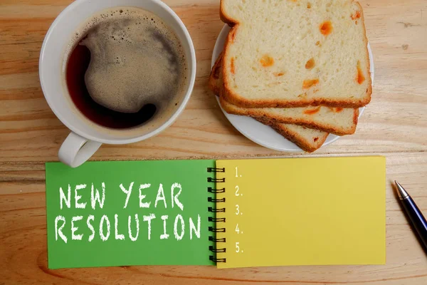 Neujahrsauflösung Notizblock Und Kaffeetasse Leer Auf Holztisch Büro — Stockfoto