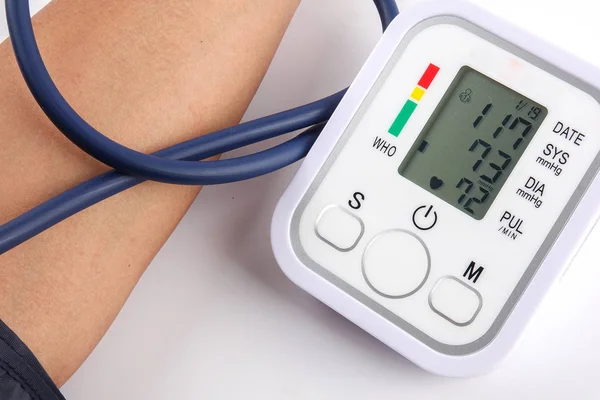 Mann Überprüft Blutdruck Auf Weißem Hintergrund — Stockfoto