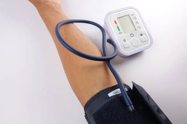 Mann Überprüft Blutdruck Auf Weißem Hintergrund — Stockfoto