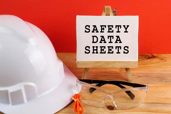 Sağlık ve emniyet konsepti. Ahşap üzerine kişisel koruyucu ekipman