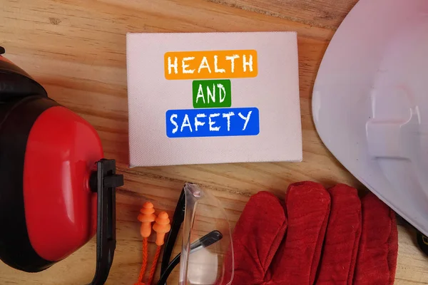 健康和安全的概念 个人防护设备在木桌背景 复制空间 — 图库照片