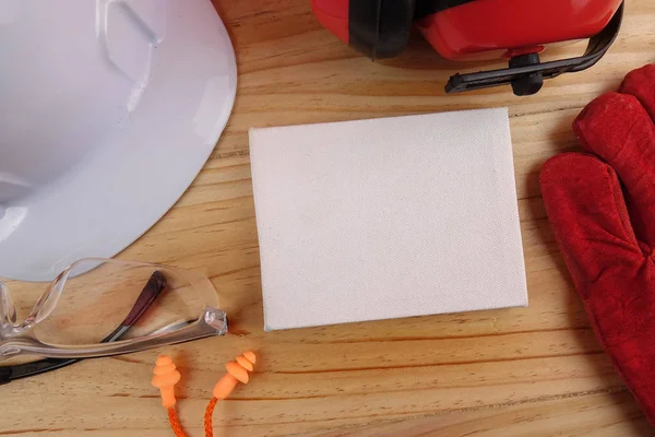 Sağlık ve emniyet konsepti. Ahşap masa arka plan üzerinde kişisel koruyucu ekipman. Kopya alanı