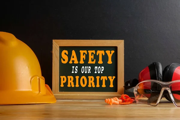 La sicurezza e 'la nostra massima priorita'. Equipaggiamento di protezione individuale — Foto Stock