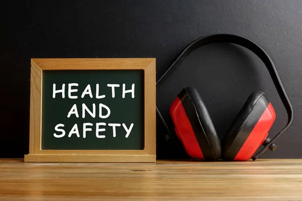 HEALTH AND SAFETY CONCEPT. Personal protective equipment on wood — Stock Photo, Image