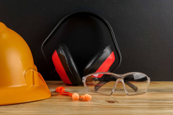 ЗДОРОВЬЕ И БЕЗОПАСНОЕ КОНЦЕПТ. Средства индивидуальной защиты на деревянном столе на черном фоне
.