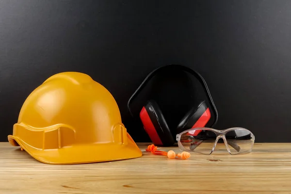 Gezondheid Veiligheidsconcept Persoonlijke Beschermingsmiddelen Houten Tafel Zwarte Achtergrond — Stockfoto