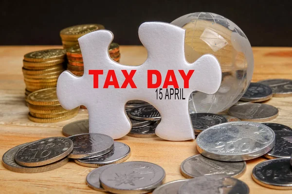 Φόρος ημέρα υπενθύμισης έννοια. Στοίβα των κερμάτων και παζλ με ημέρα φόρου — Φωτογραφία Αρχείου